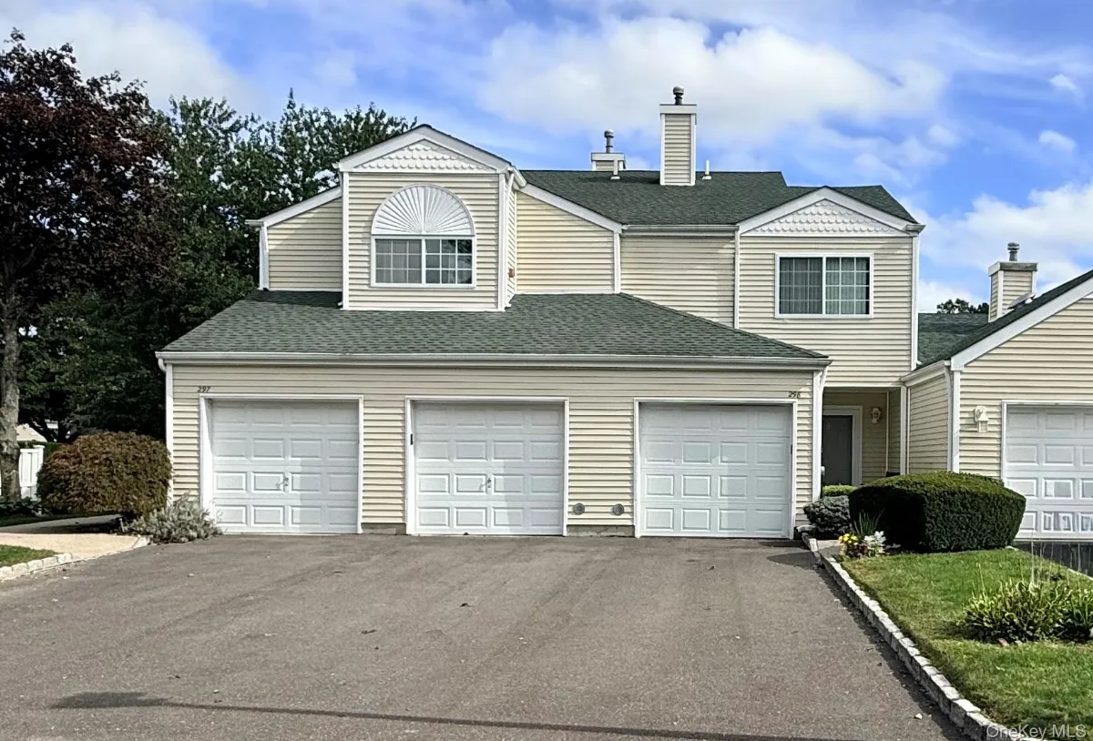 298 Prairie Court, Manorville NY -- Silver Ponds Condo for sale