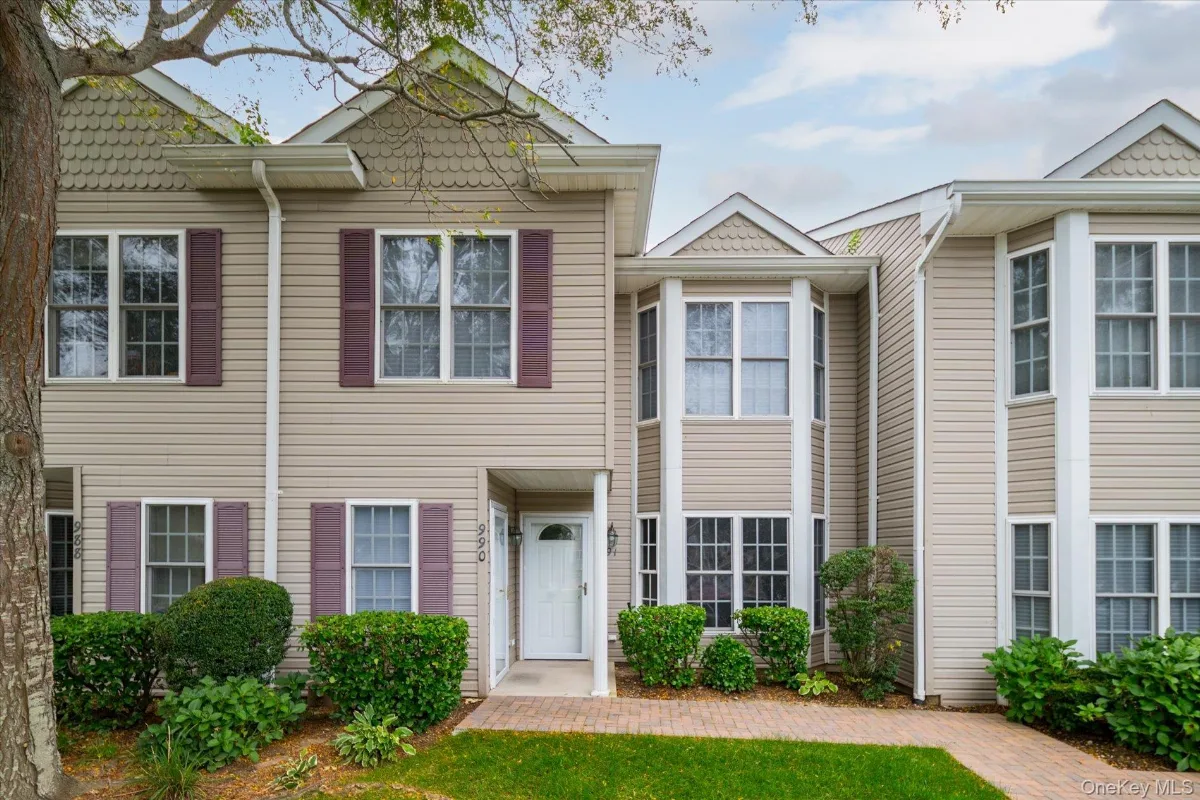 991 Madeira Boulevard, Melville NY -- The Greens at Half Hollow Condo for sale