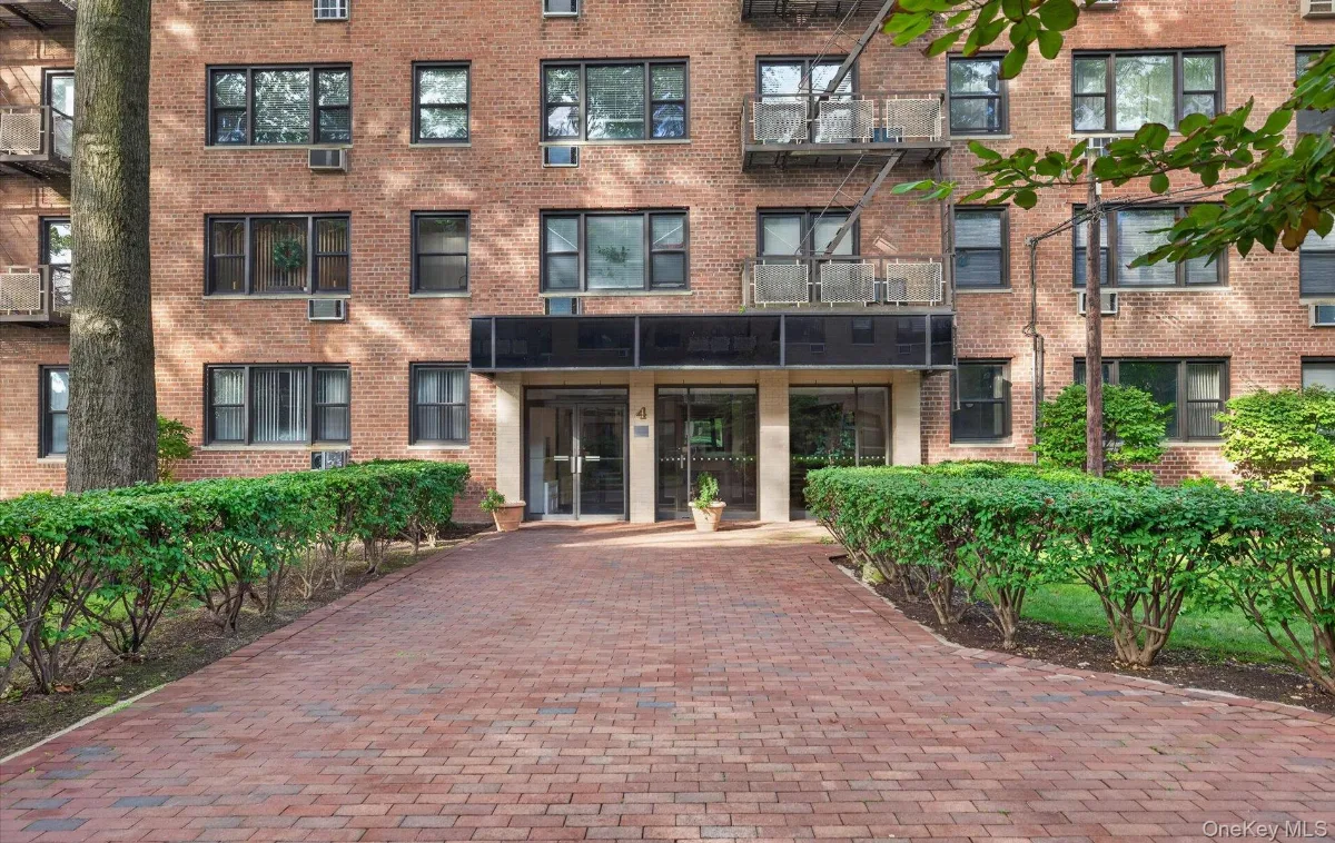 4 Birchwood Court #4G, Mineola NY -- Birchwood Court Coop for sale