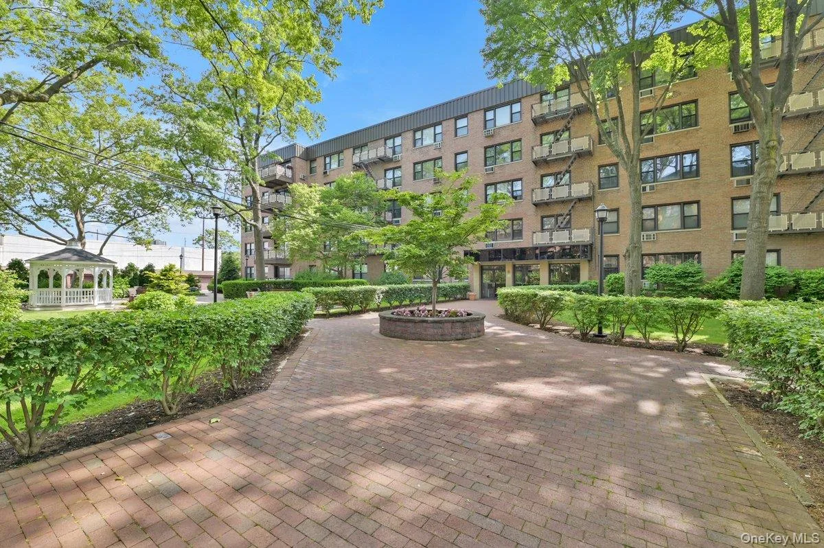 6 Birchwood Court #3F, Mineola, NY 11501