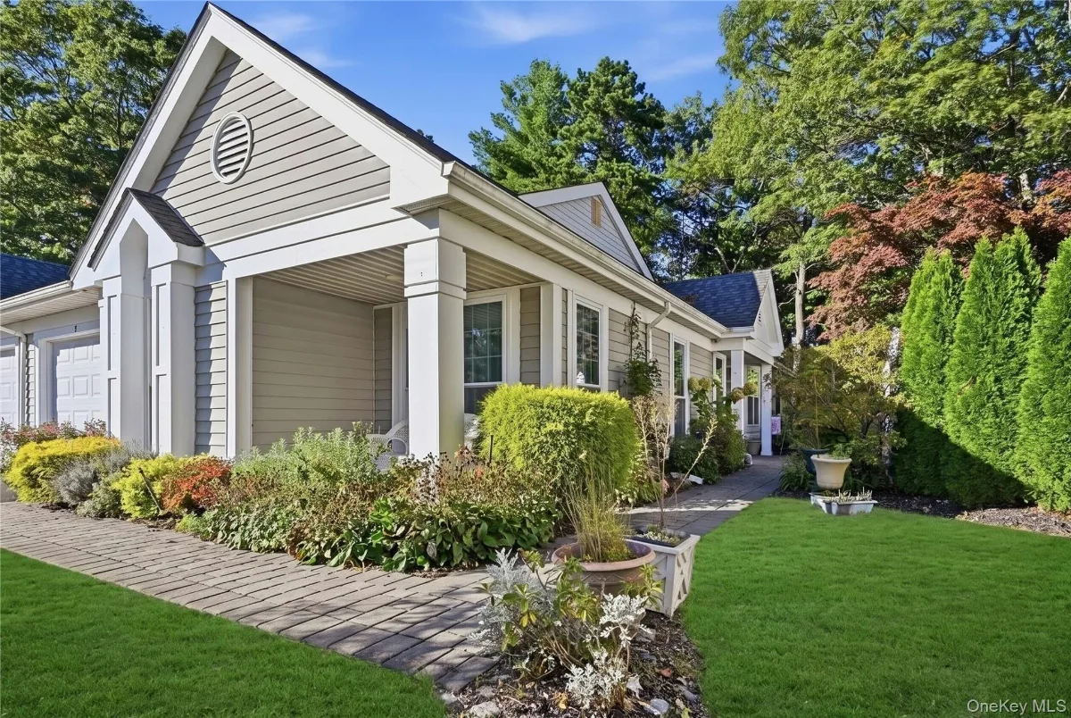 9 Amagansett Court, Ridge NY -- Leisure Glen Condo for sale