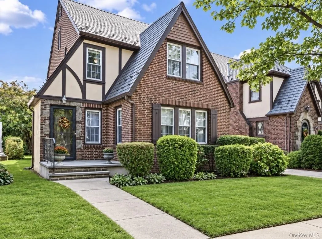 230 Crocus Avenue, Floral Park, NY 11001