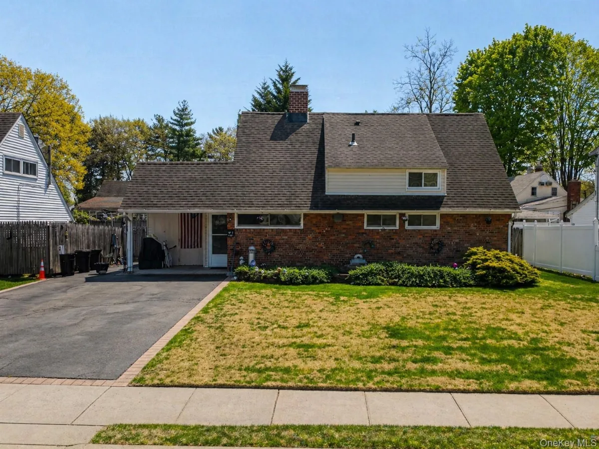 6 Mead Lane, Westbury, NY 11590