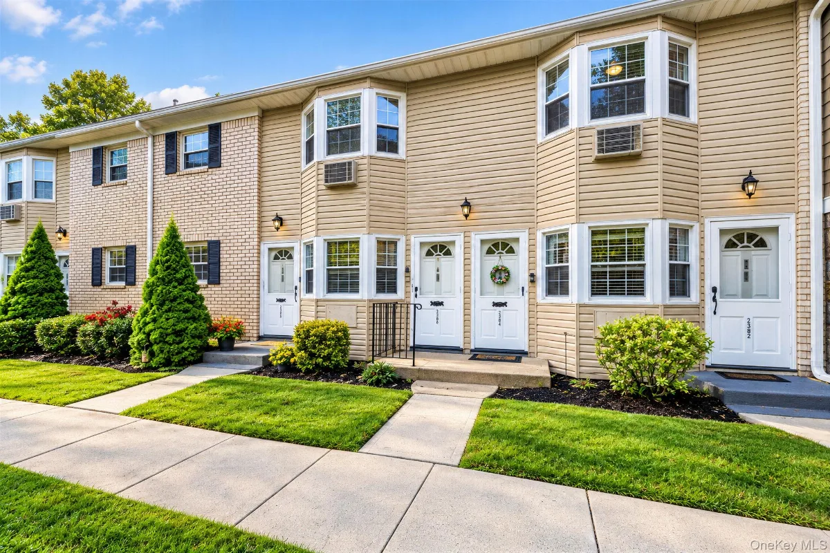 3221 Wilshire Lane #21E, Oakdale NY -- Birchwood on the Green Coop for sale