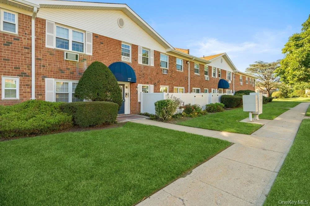 460 Old Town Road #27L, Port Jefferson Station NY -- Stony Hollow Coop for sale