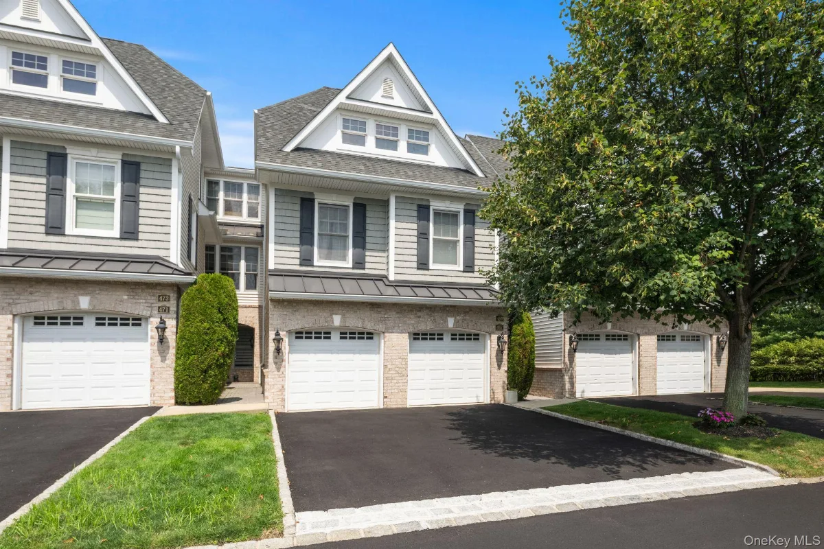 469 Pacing Way, Westbury NY -- Meadowbrook Pointe Condo for sale