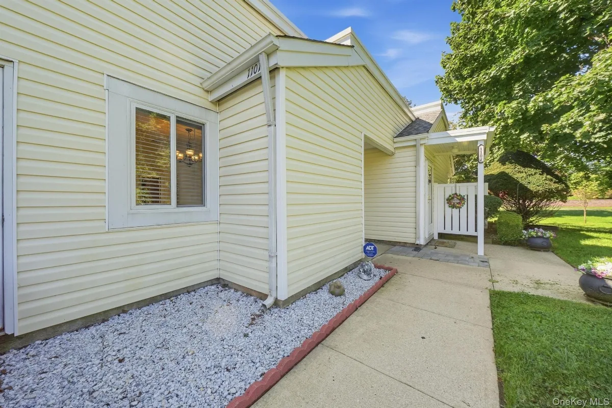 1101 Cabot Court N, Saint James, NY 11780