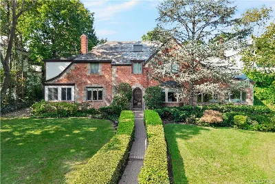 4 Parkwood Drive, Great Neck