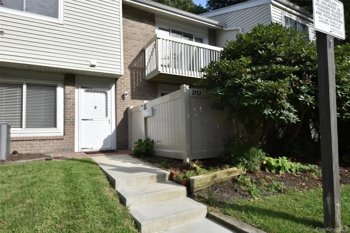 211 Springmeadow Drive #J, Holbrook NY -- Woodgate Village Condo for sale