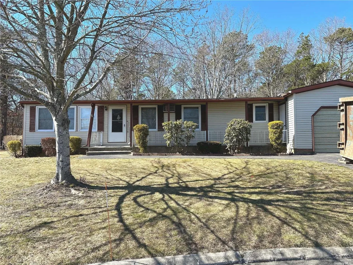 55 Village Circle #1, Manorville NY -- Greenwood Village Condo for sale