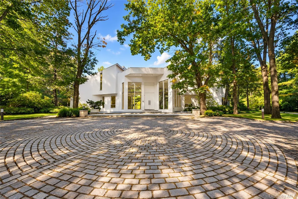 11 Surrey Lane, Old Westbury, NY 11568