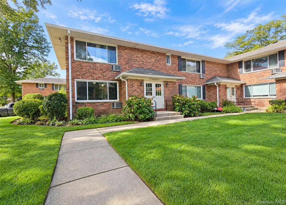 101 Edmunton Drive #G-1, North Babylon NY -- The Commons Coop for sale