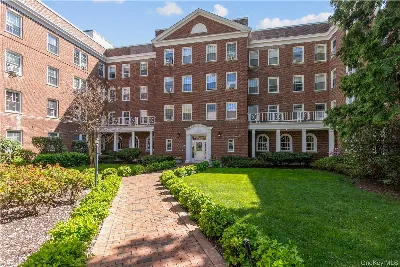90 Knightsbridge Road, Great Neck