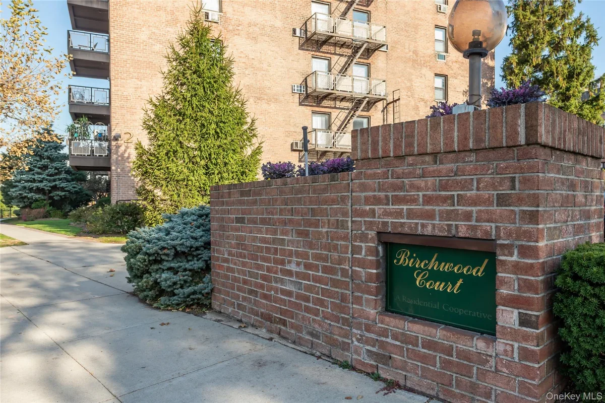 5 Birchwood Court #2-0, Mineola NY -- Birchwood Court Coop for sale