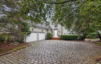 36 Stone Hill Drive, Manhasset
