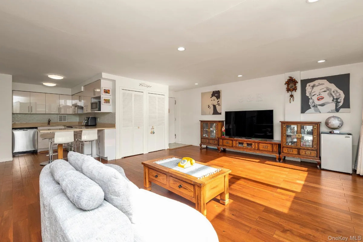 10-10 166 Street #6D, Beechhurst NY -- Le Havre on the Water Coop for sale