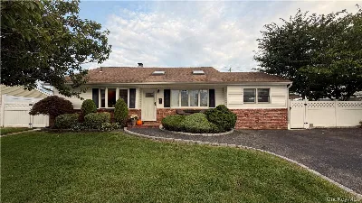 11 Lois Lane, Farmingdale