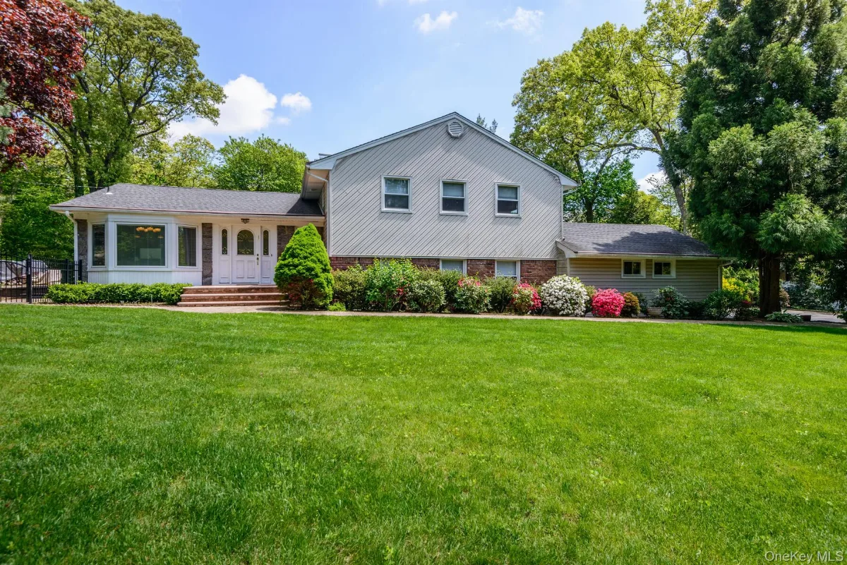 21 Kodiak Drive, Woodbury, NY 11797