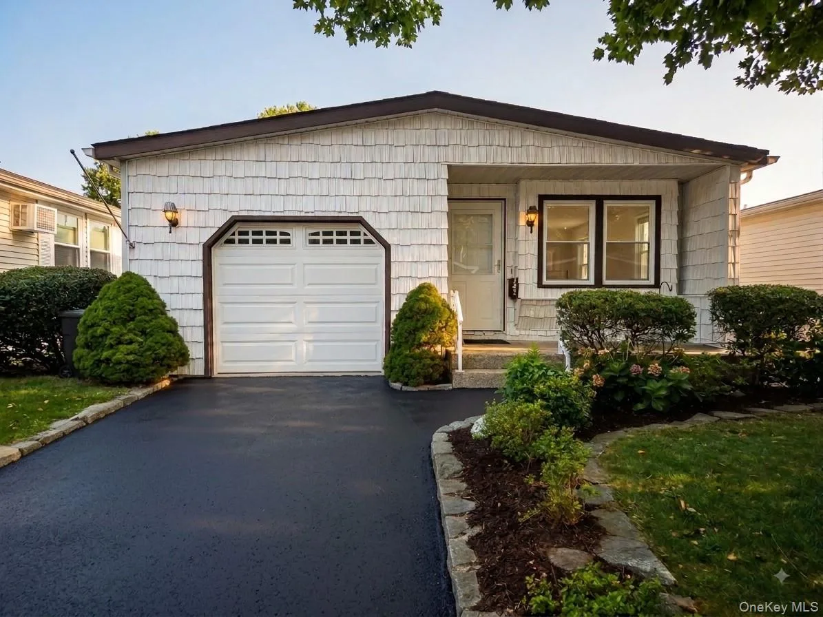 162 Village Circle, Manorville NY -- Greenwood Village Condo for sale