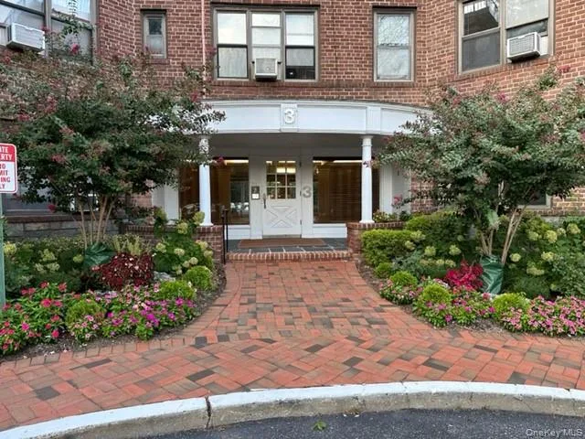 3 Townhouse Place #3A, Great Neck, NY 11021