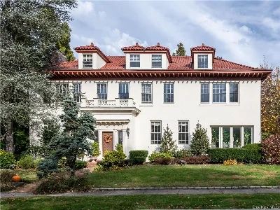 64 Plandome Court, Manhasset