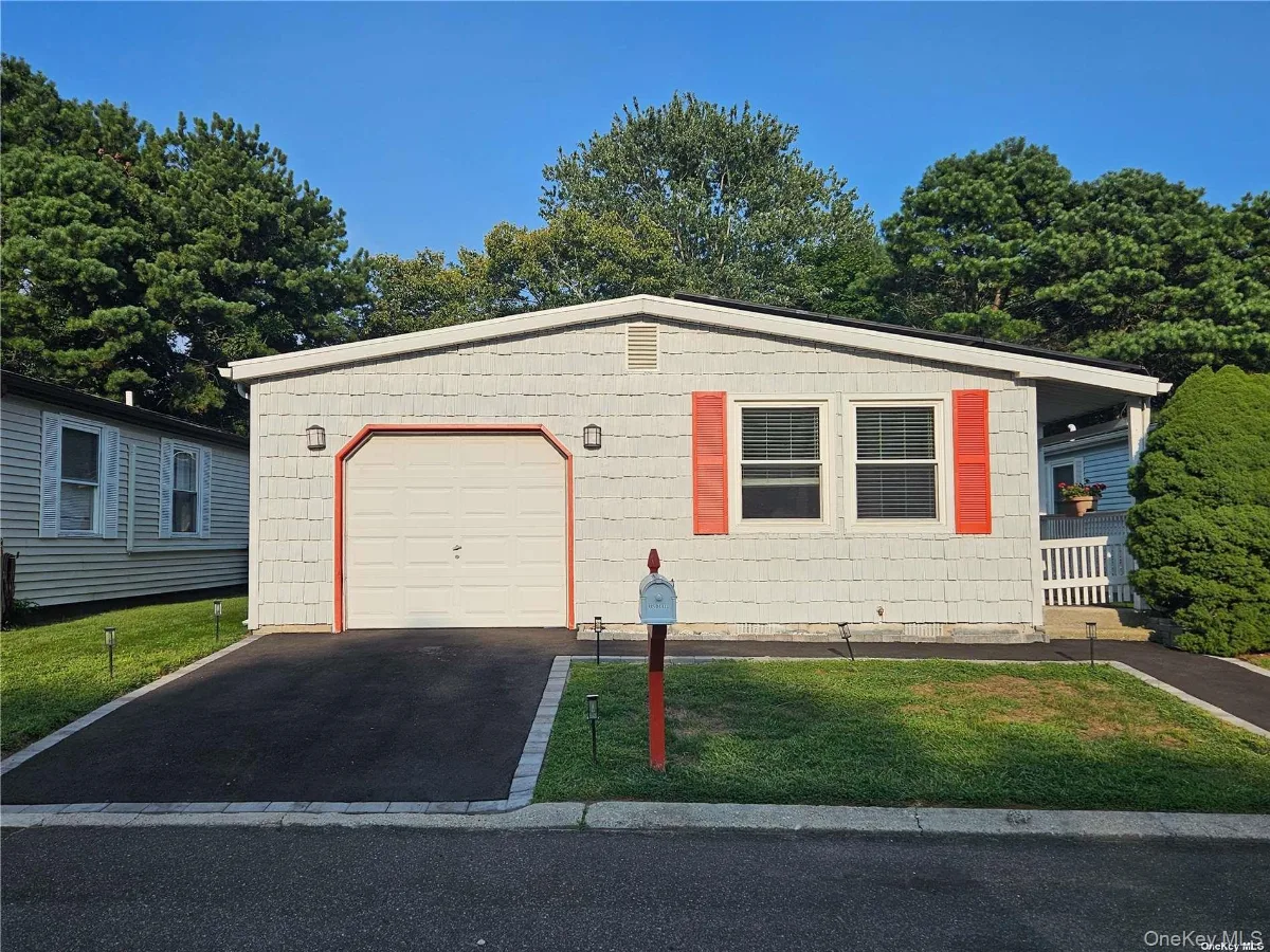 124 Village Circle #124, Manorville NY -- Greenwood Village Condo for sale