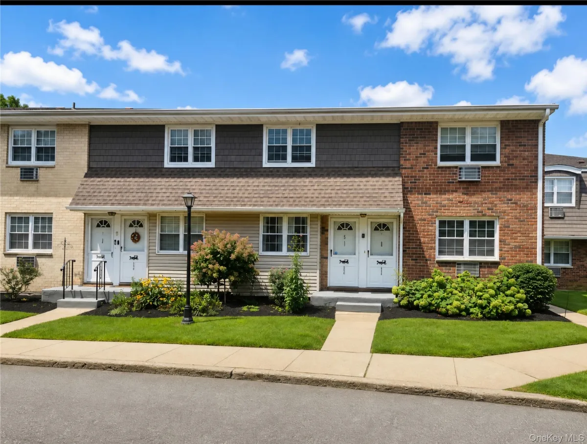 5218 Wilshire Lane #5218, Oakdale NY -- Birchwood on the Green Coop for sale