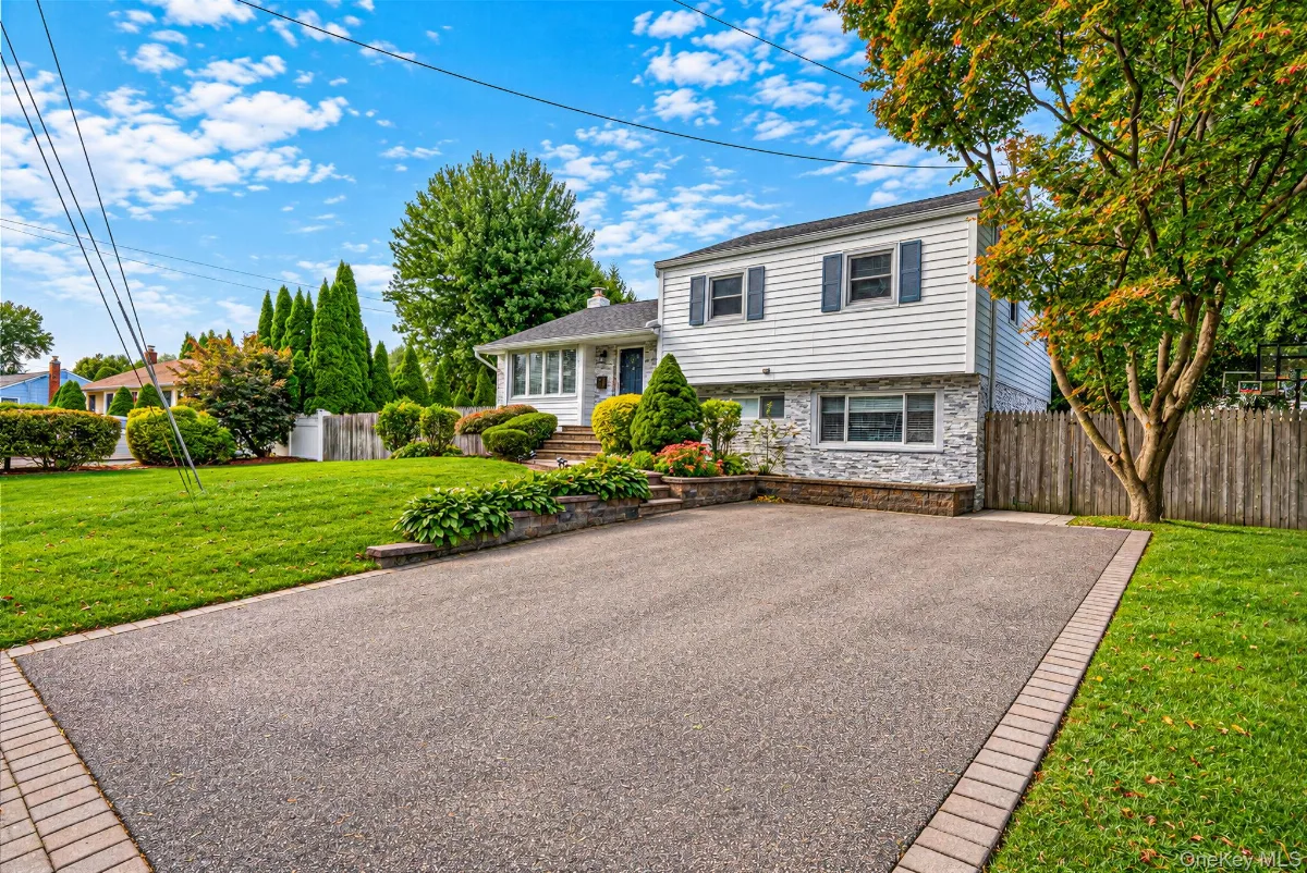 17 Marlowe Place, Greenlawn, NY 11740