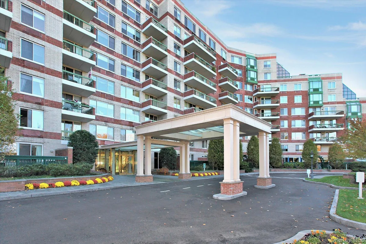 100 Hilton Avenue #M3, Garden City NY -- The Wyndham Condo for sale