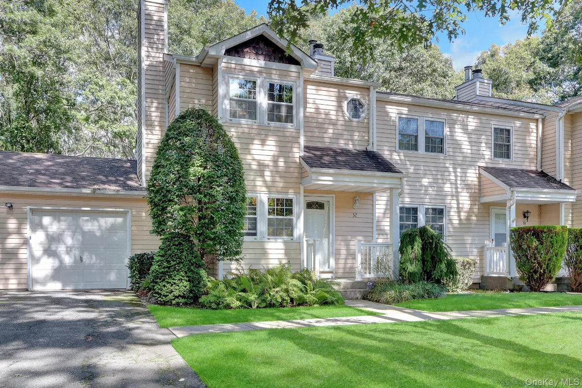 32 Huntington Commons, Yaphank NY -- Condo for sale