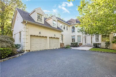 61 Charney Court, Manhasset