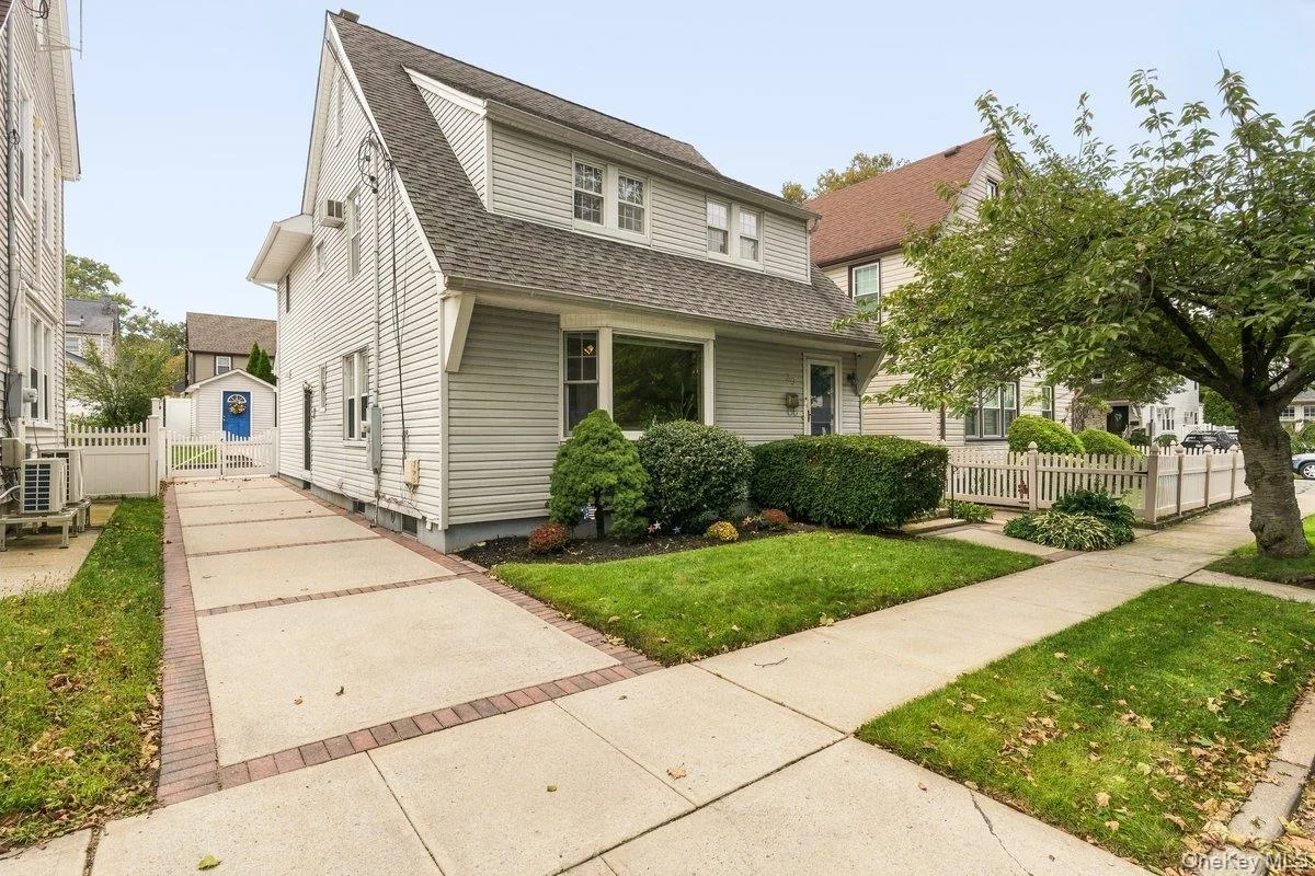 30 Astor Place, Williston Park, NY 11596