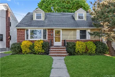 65 Grant Avenue, Albertson