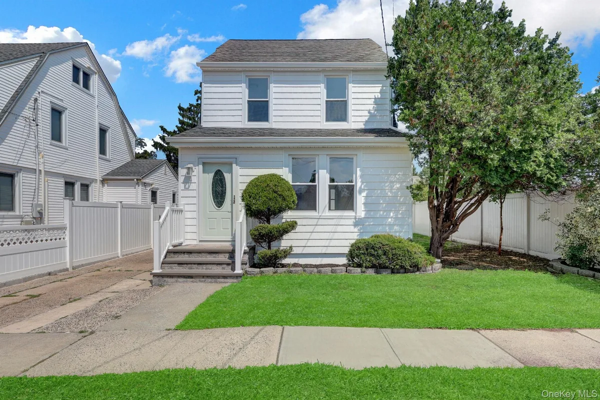 15 Stratford Avenue, Williston Park, NY 11596